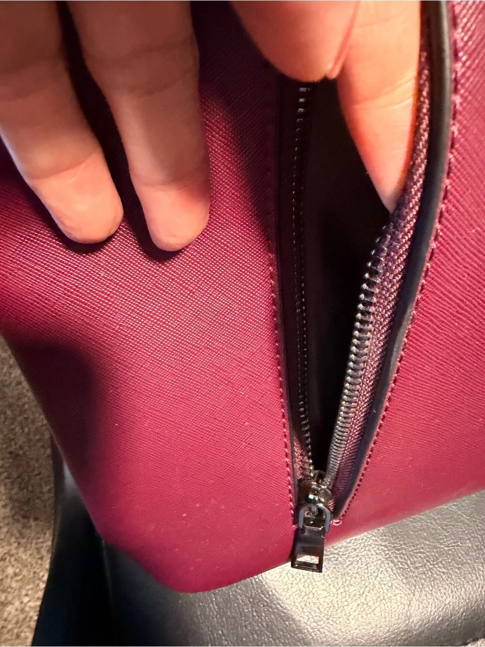 Women's Structured Tote Bag in Burgundy